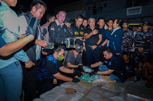 KEPALA BNN RI TINJAU KAPAL MT SEA DRAGON YANG MENGANGKUT NARKOTIKA JENIS SABU