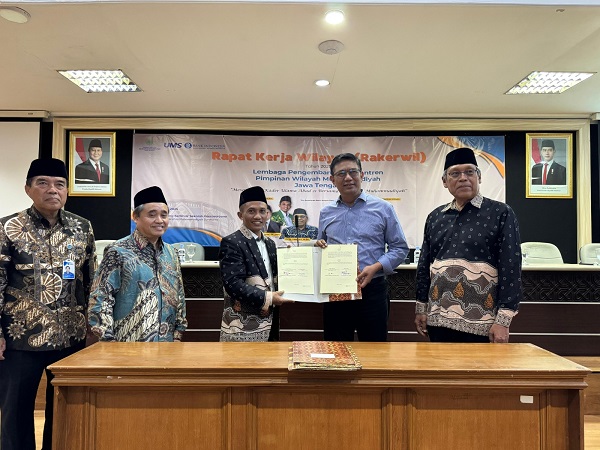 Kolaborasi Struktural untuk Kader Ulama, LPP PWM Jateng & PTMA Teken MoA Beasiswa Pesantren Unggul
