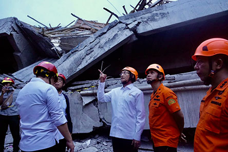  Menag Salurkan Bantuan dan Tinjau Pesantren Al Khoziny