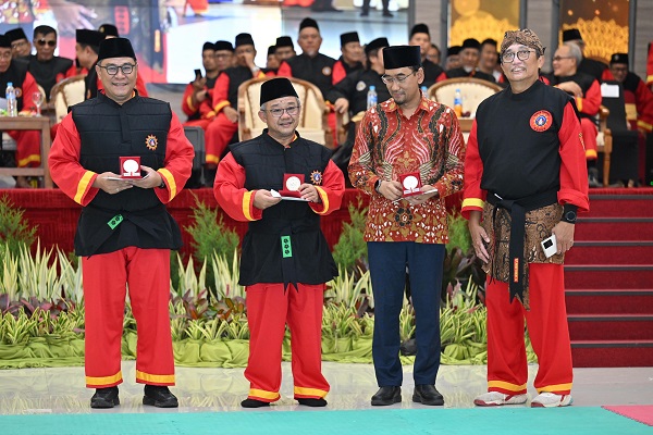 Mendikdasmen  Abdul Muti Dilantik sebagai Pendekar Kehormatan Tapak Suci
