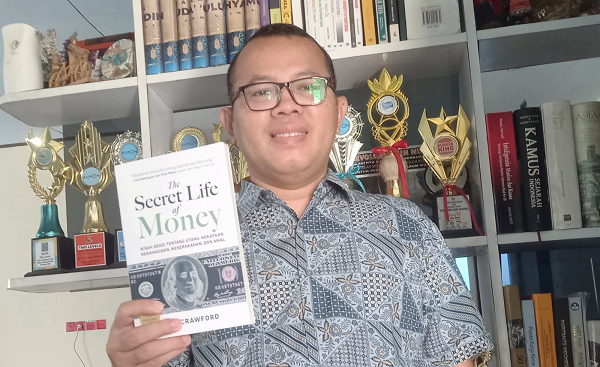 UANG: TUHAN BERWUJUD BENDA