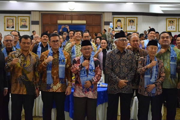 Mendikdasmen Abdul Muti Terima Penghargaan 75 Tokoh Pamomong Jawa Tengah dari Suara Merdeka Network pamong_award.jpg