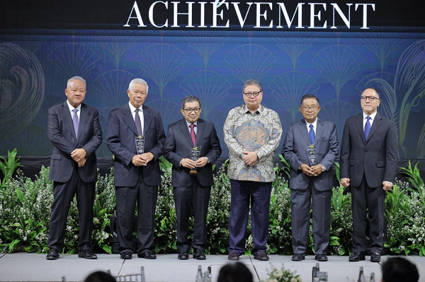 Muliaman D. Hadad Terima Lifetime Achievement Award penghaegaan_muliaman_hadad.png