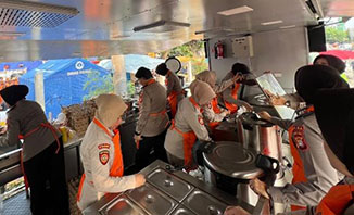 Ditpamobvit Polda Metro Bagikan 500 Boks Makanan 
